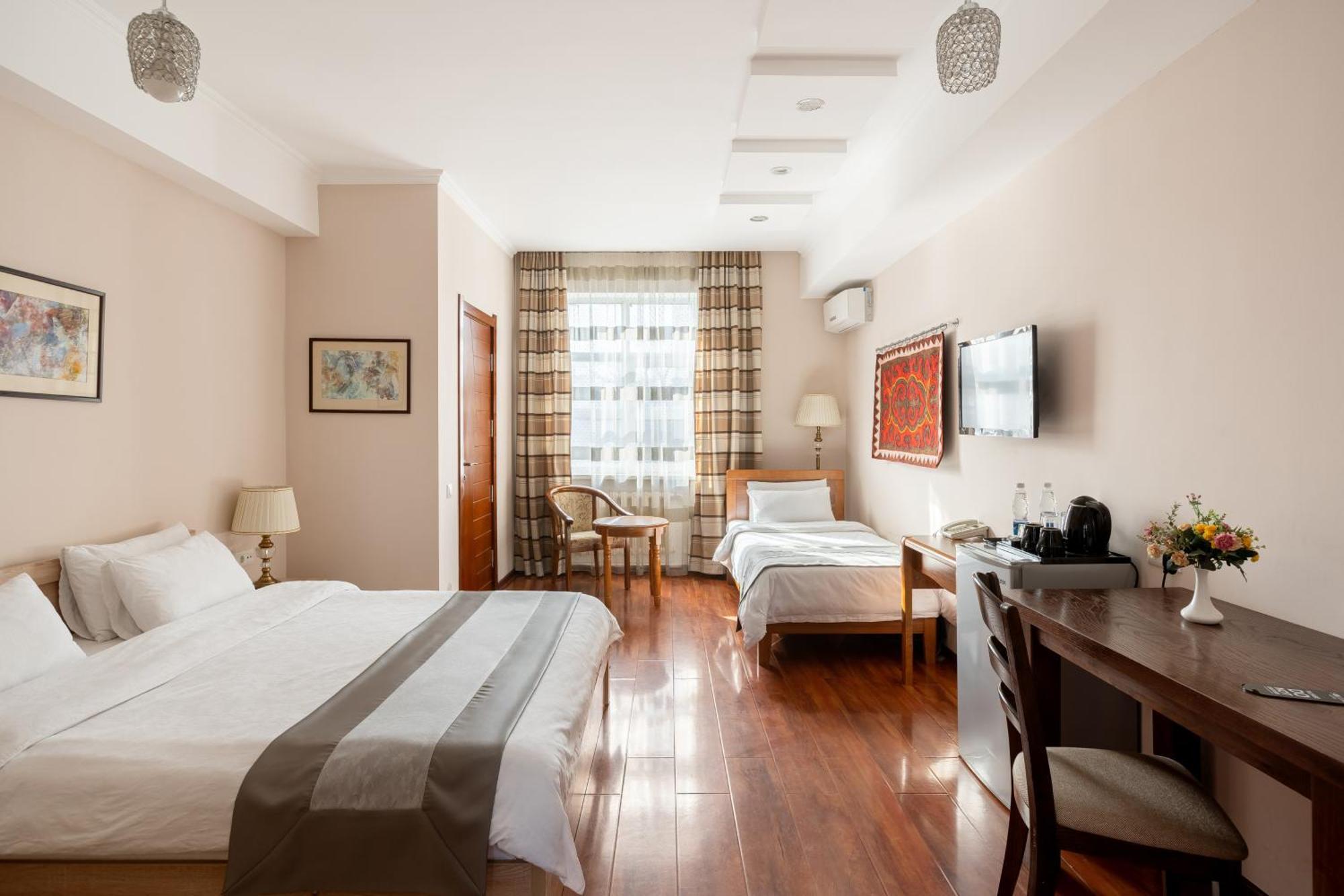 Soluxe Hotel Бишкек Экстерьер фото
