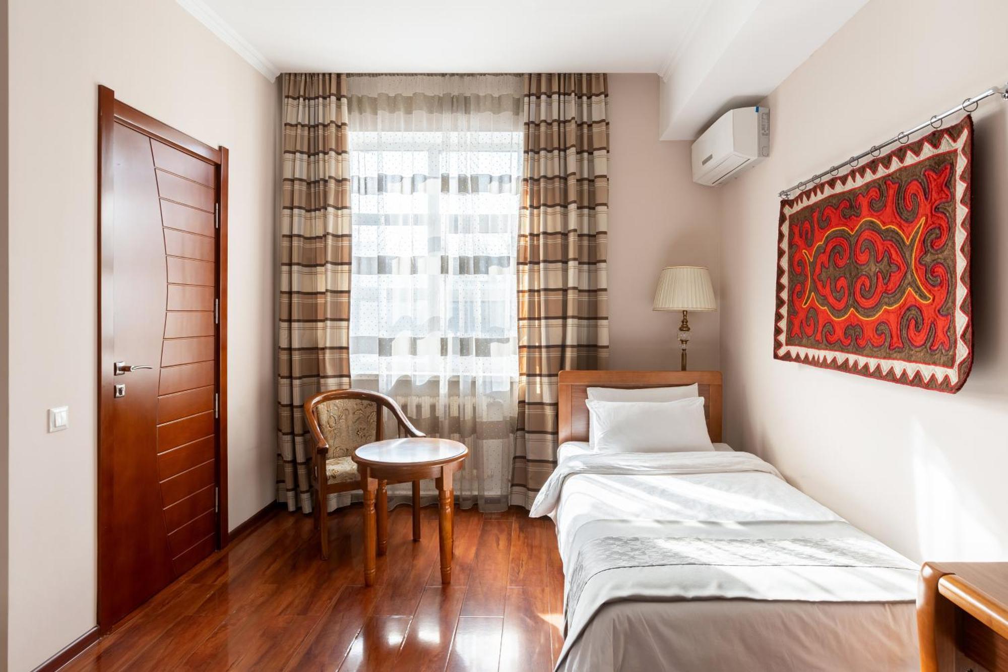 Soluxe Hotel Бишкек Экстерьер фото